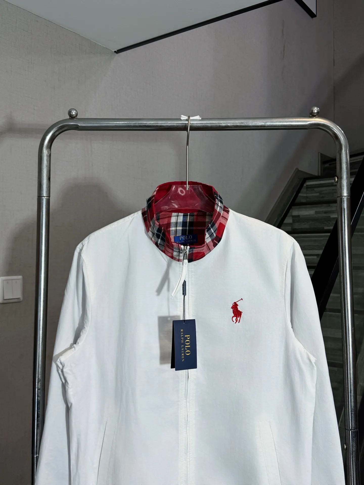P320 model number: HE366 Ralph Lauren-Ralph Lauren old money style red plaid color block zipper jacket. The fabric is made of pure cotton breathable striped fabric. The upper body is comfortable and stylish, and feels silky and silky. The collar is made of red canvas plaid, and the horse riding warrior figure on the chest is made of high-density embroidery. The upper body is absolutely versatile, and the old money style style can be controlled casually. It is made by a large factory and has the original original label. It has three complete labels. You can buy it with confidence.  Color: Black/White Size: S M L XL